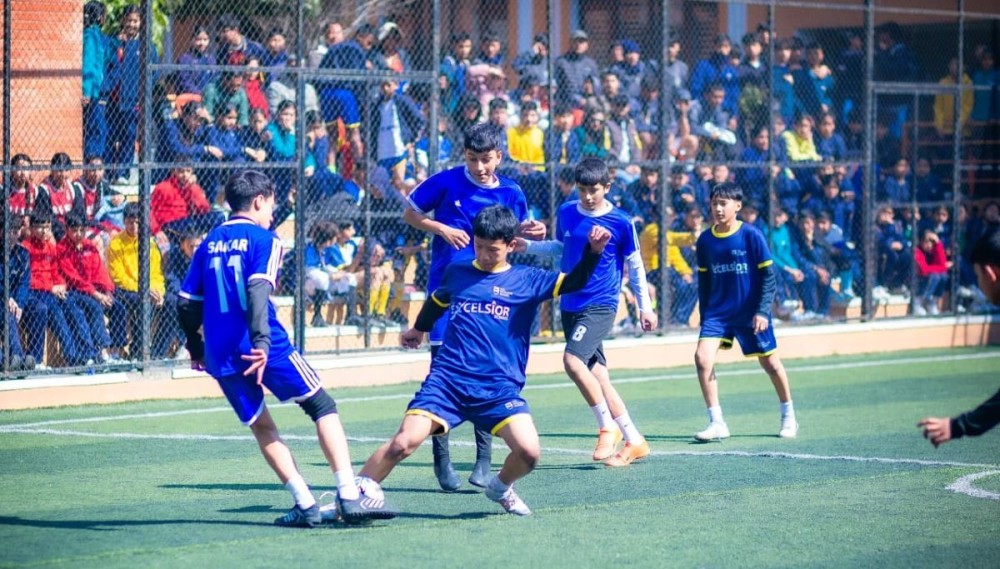 एक्सेल्सियर र काष्ठमण्डपको तीन टोली उपाधिनजिक